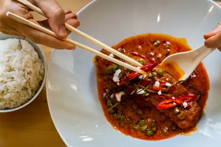 Pikantne czerwone curry z chili i ryżem