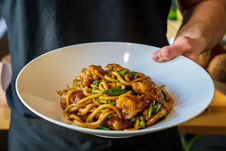 Smażony makaron udon podawany na talerzu